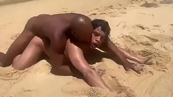 سكس على الشاطئ – لوطي ينيك صديقه على الرملة