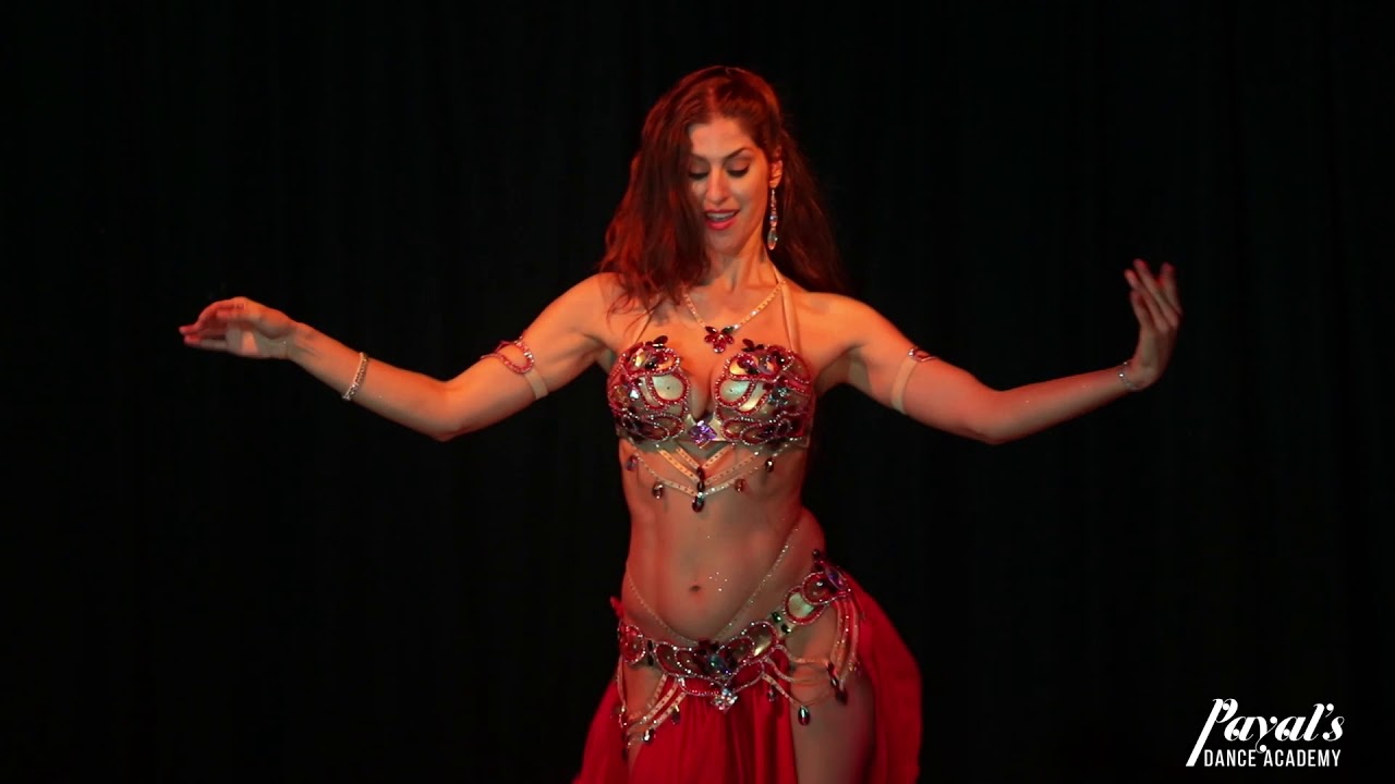 رقص شرقي طبلة – معلمة ترقص ببدلة رقص حمراء