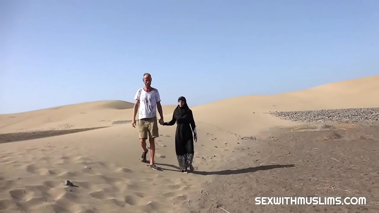 سكس في الصحراء – محجبة تمارس الحب و النيك مع عشيقها